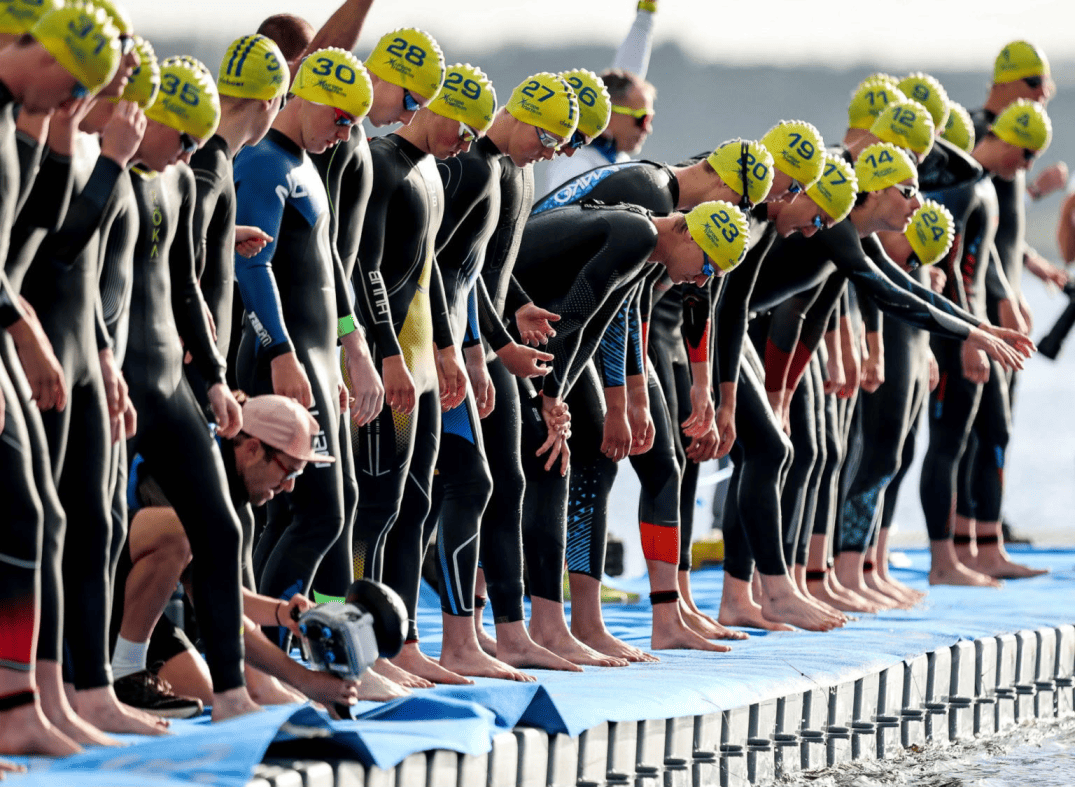 Start triatlonske utrke, Konrad Kralj s brojem 14.
